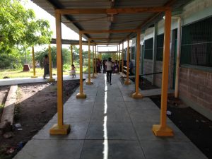 Voluntarios de HOI y Lufussa construyeron el techo y la fachada del Centro de Estudios Básicos de la comunidad de Guanacastillo, Choluteca.