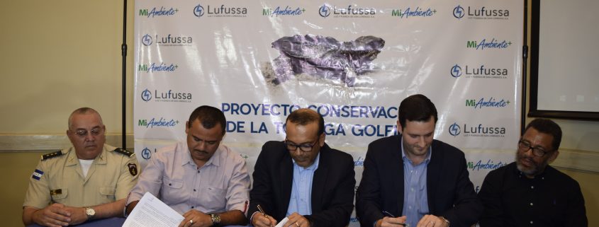 Lufussa firma convenio para la conservación de la tortuga golfina