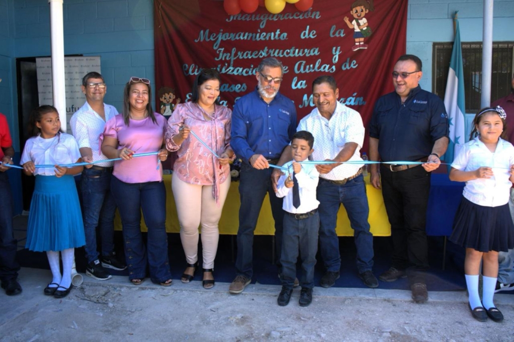 Ejecutivos de LUFUSSA y autoridades del centro educativo Francisco Morazán cortan la cinta de inauguración de las obras realizadas.