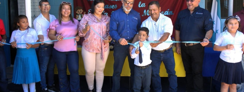 Ejecutivos de LUFUSSA y autoridades del centro educativo Francisco Morazán cortan la cinta de inauguración de las obras realizadas.